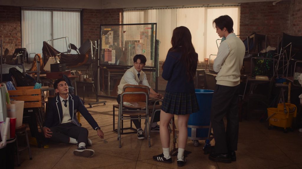 Converse, Vans and Adidas Shoes in XO Kitty S02E02 “Never Been Kissed” (2025) (Image 5)