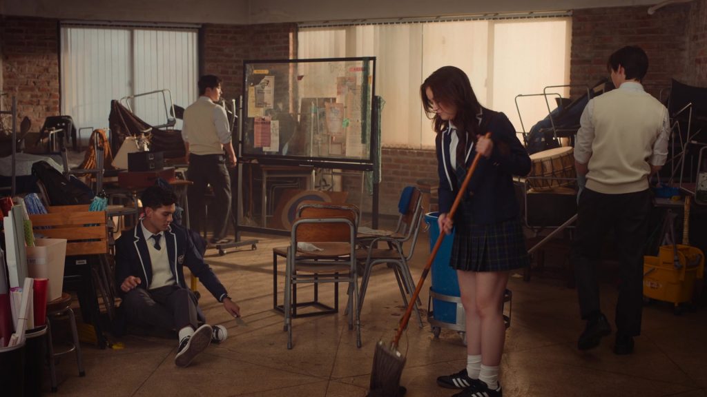 Converse and Adidas Sneakers in XO Kitty S02E02 “Never Been Kissed” (2025) (Image 1)
