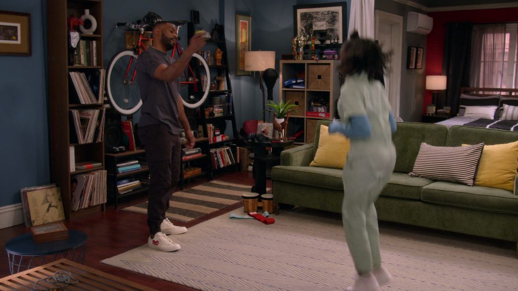 Converse x COMME des GARÇONS Sneakers in The Upshaws S04E04 “Slap Happy” (2023) (Image 1)