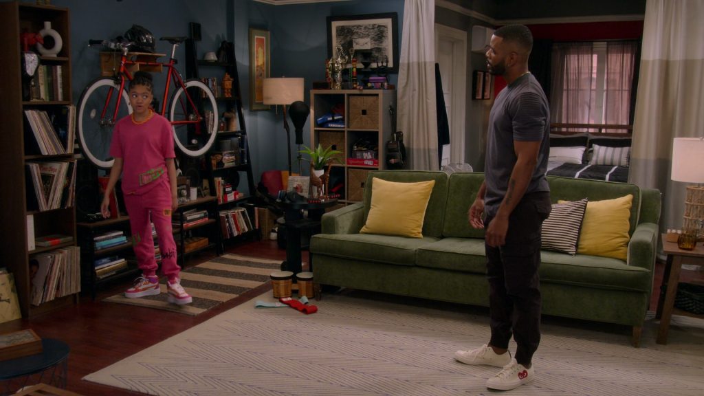 Converse x COMME des GARÇONS Sneakers in The Upshaws S04E04 “Slap Happy” (2023) (Image 2)