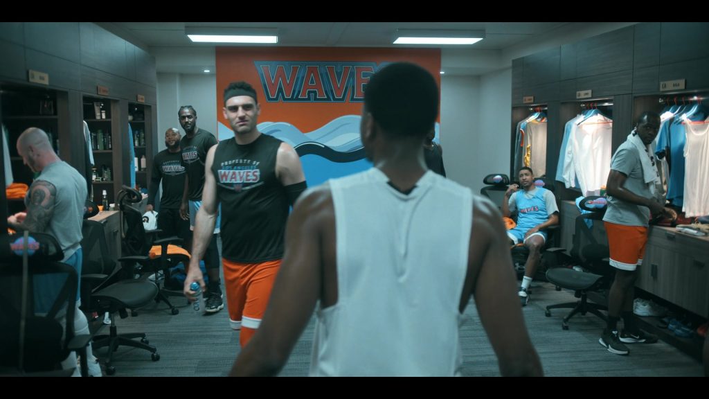 Core Hydration, Nike Shoes in Running Point S01E04 “Doljanchi” (2025) (Image 1)