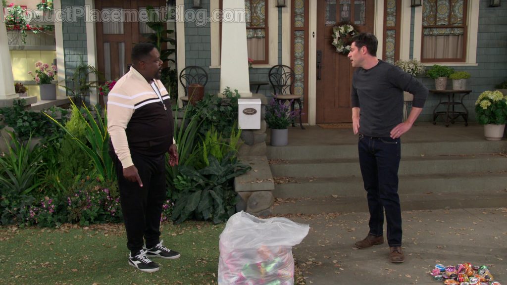 Diadora Men's Low Sneakers Worn by Cedric the Entertainer as Calvin Butler in The Neighborhood S03E09 “Welcome to the Shakedown” (2021) (Image 1)