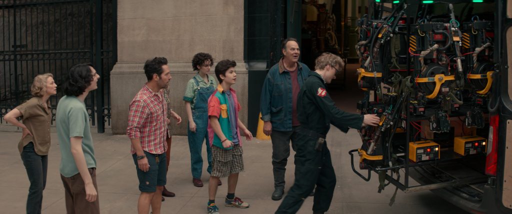 Fjällräven Shorts and Asics Sneakers in Ghostbusters - Frozen Empire (2024) (Image 2)