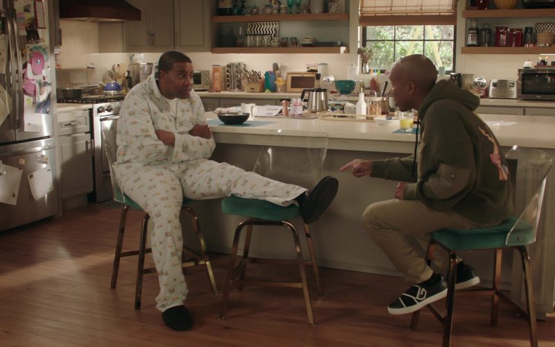 Givenchy Urban Street Crossed Strap Trainers of Chris Redd as Gary Williams in Kenan S01E07 “Kenan's Mom” (2021) (Image 1)