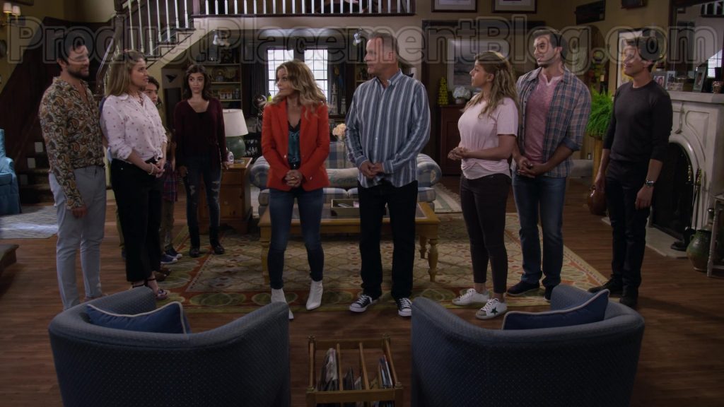 Golden Goose Superstar White Leather Trainers of Jodie Sweetin as Stephanie Tanner in Fuller House S05E10 “If the Suit Fits” (2020) (Image 1)