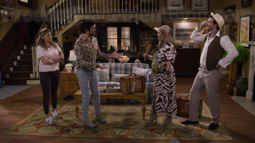 Golden Goose Superstar White Leather Trainers of Jodie Sweetin as Stephanie Tanner in Fuller House S05E10 “If the Suit Fits” (2020) (Image 2)