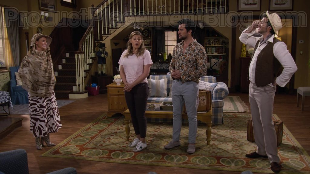 Golden Goose Superstar White Leather Trainers of Jodie Sweetin as Stephanie Tanner in Fuller House S05E10 “If the Suit Fits” (2020) (Image 3)