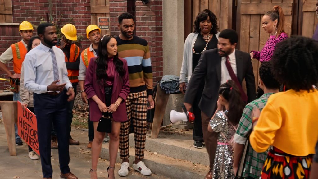 Gucci Men's Shoes of Anthony Alabi as Moz McKellan in Family Reunion S03E04 “Remember When M'Dear Changed History” (2021) (Image 1)