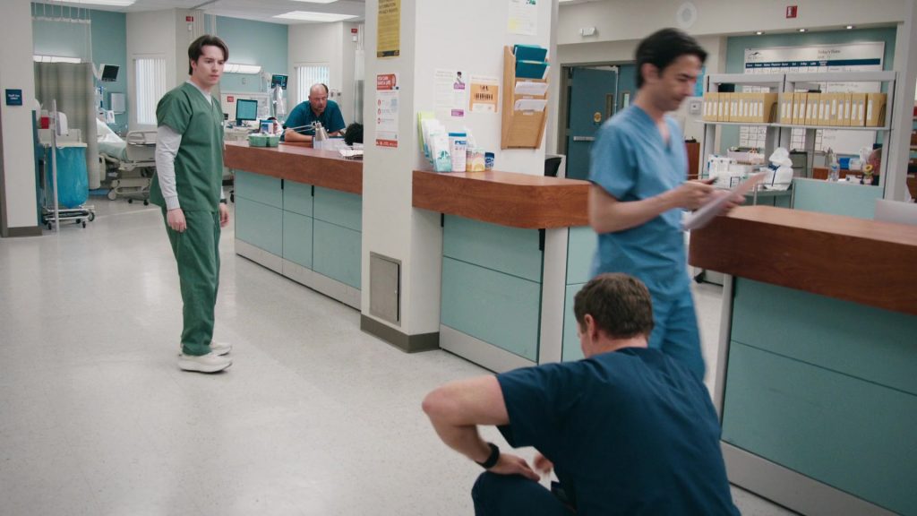 Hoka Arahi 7 running shoe in the Oat Milk -Barley colorway in St Denis Medical S02E03 “Get Me in the Pod, Brother” (2025) (Image 2)
