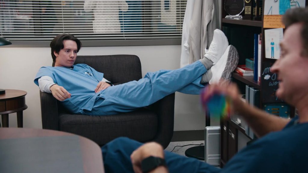 Hoka Clifton 10 running shoes in St. Denis Medical S02E07 “No Wonder His Kidney Wants Out” (2025) (Image 1)