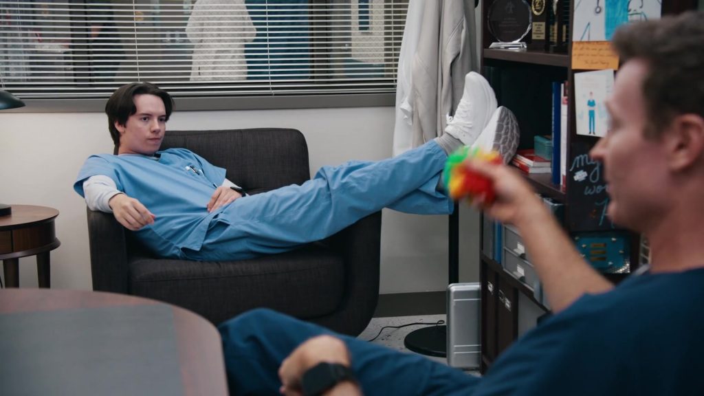 Hoka Clifton 10 running shoes in St. Denis Medical S02E07 “No Wonder His Kidney Wants Out” (2025) (Image 2)