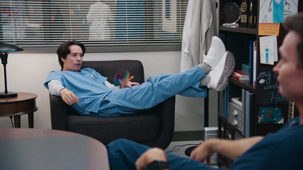 Hoka Clifton 10 running shoes in St. Denis Medical S02E07 “No Wonder His Kidney Wants Out” (2025) (Image 3)