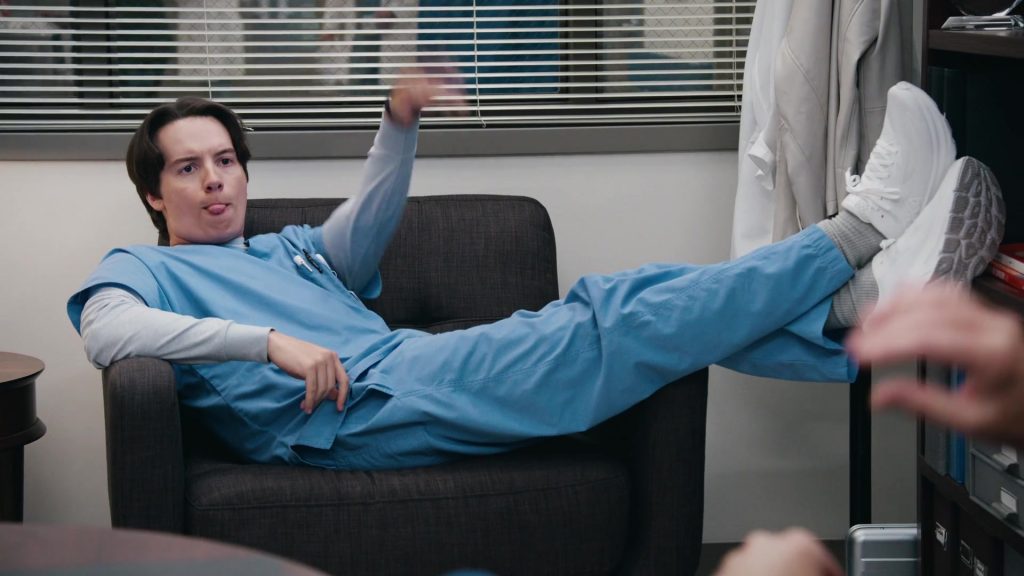 Hoka Clifton 10 running shoes in St. Denis Medical S02E07 “No Wonder His Kidney Wants Out” (2025) (Image 5)