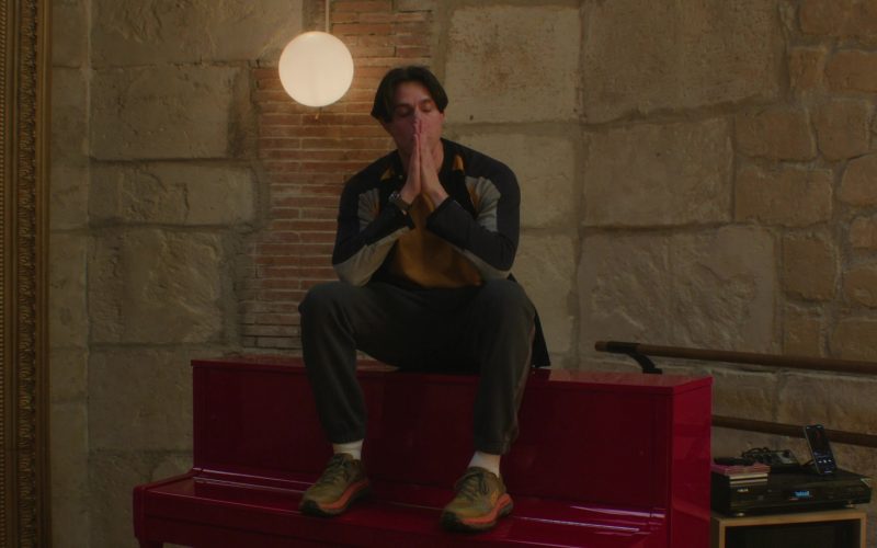 Hoka Sneakers in Etoile S01E08 “The Offer” (2025) (Image 1)