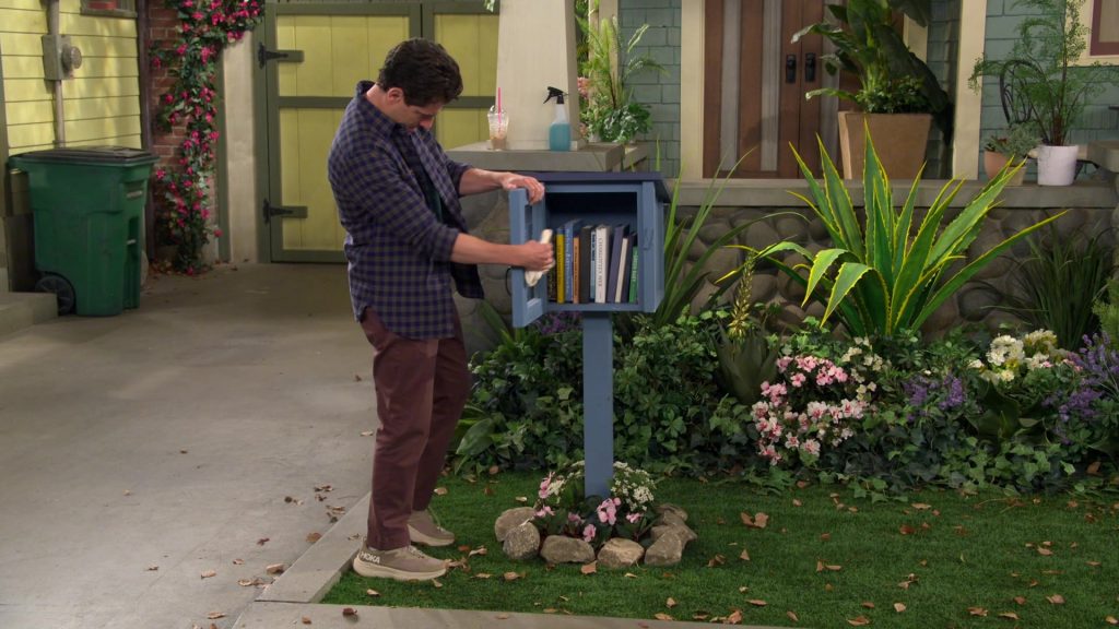 Hoka Sneakers in The Neighborhood S07E06 “Welcome to Daddy Issues” (2024) (Image 10)