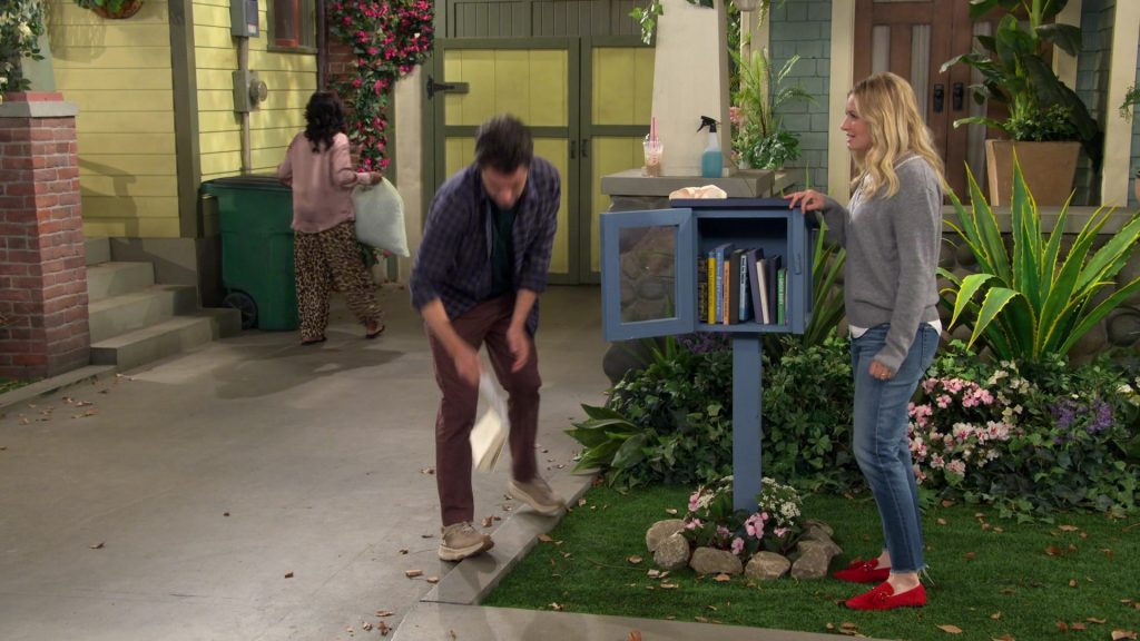 Hoka Sneakers in The Neighborhood S07E06 “Welcome to Daddy Issues” (2024) (Image 4)