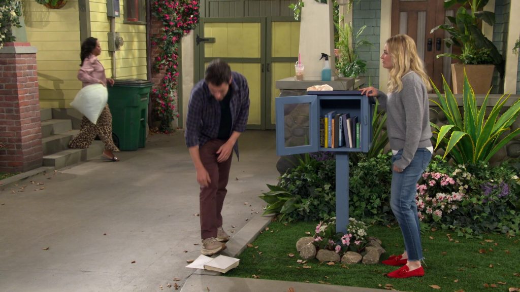 Hoka Sneakers in The Neighborhood S07E06 “Welcome to Daddy Issues” (2024) (Image 5)