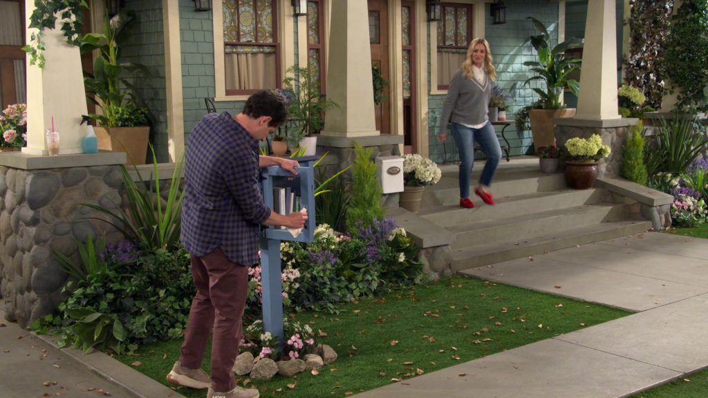 Hoka Sneakers in The Neighborhood S07E06 “Welcome to Daddy Issues” (2024) (Image 9)