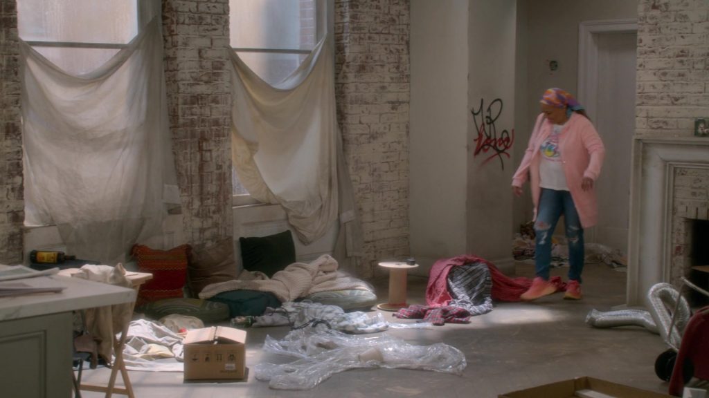 Hoka Sneakers in The Upshaws S06E06 “Who, Me” (2025) (Image 1)