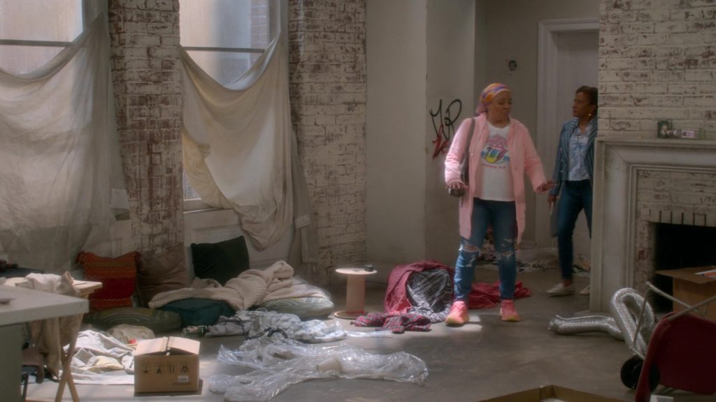 Hoka Sneakers in The Upshaws S06E06 “Who, Me” (2025) (Image 13)