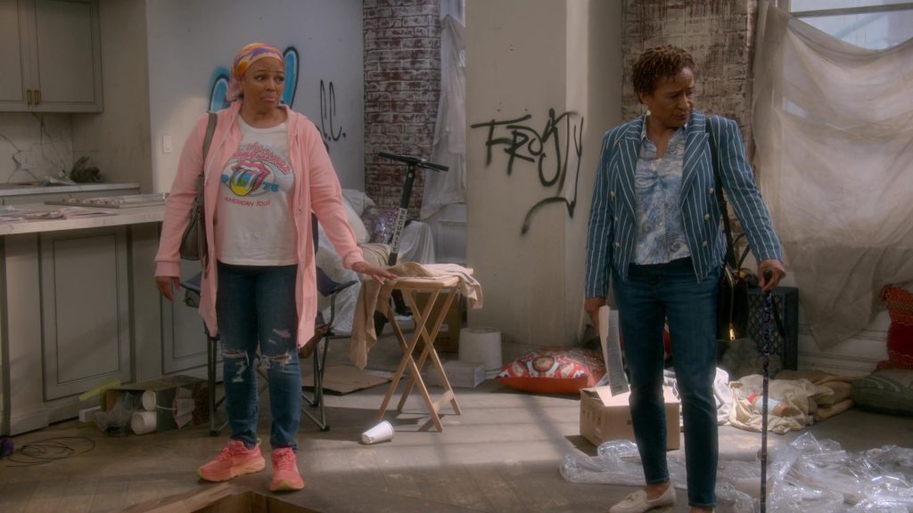 Hoka Sneakers in The Upshaws S06E06 “Who, Me” (2025) (Image 3)