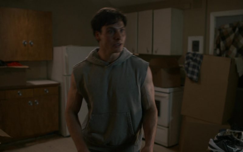 Mizuno Sneakers in Sheriff Country S01E04 “Out of Office” (2025) (Image 1)