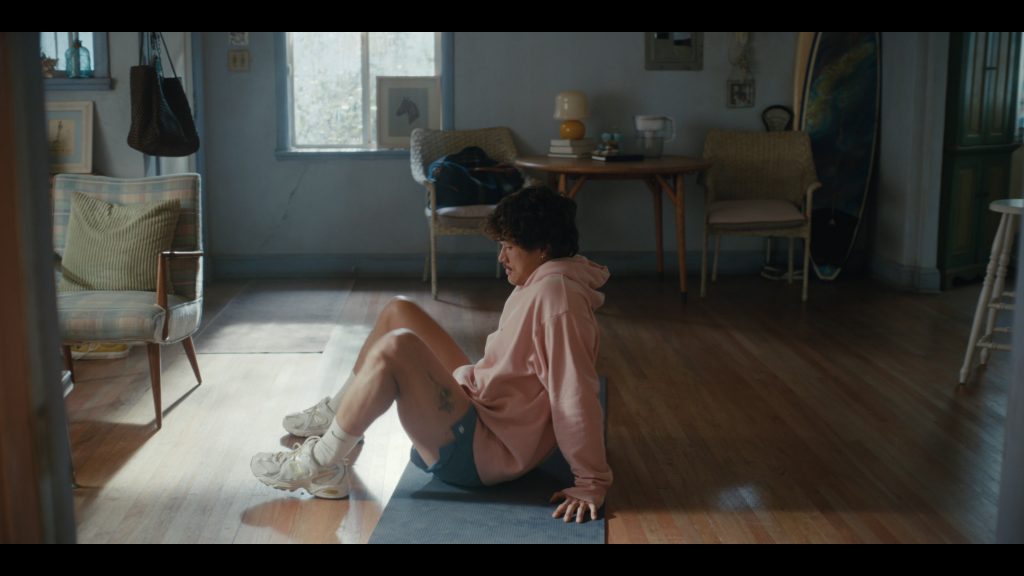 New Balance Shoes, Nike Socks in BEEF S02E07 “The Hour of Separation” (2026) (Image 1)