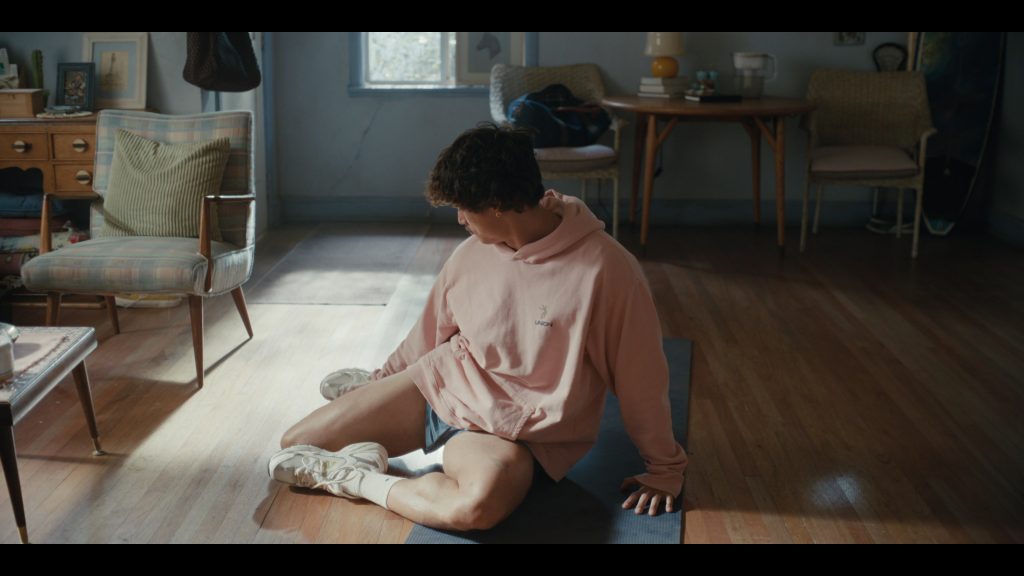 New Balance Shoes, Nike Socks in BEEF S02E07 “The Hour of Separation” (2026) (Image 4)