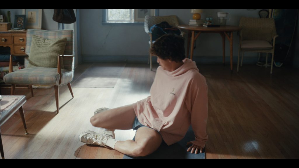 New Balance Shoes, Nike Socks in BEEF S02E07 “The Hour of Separation” (2026) (Image 5)