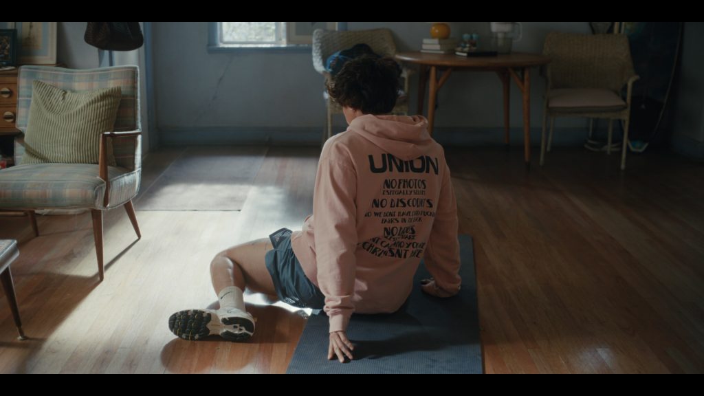 New Balance Shoes, Nike Socks in BEEF S02E07 “The Hour of Separation” (2026) (Image 7)