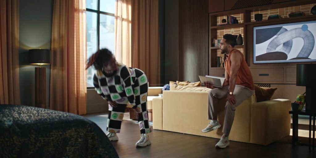 New Balance Sneakers and Funyuns Snacks in Harlem S03E02 “Fallopian Blues” (2025) (Image 5)