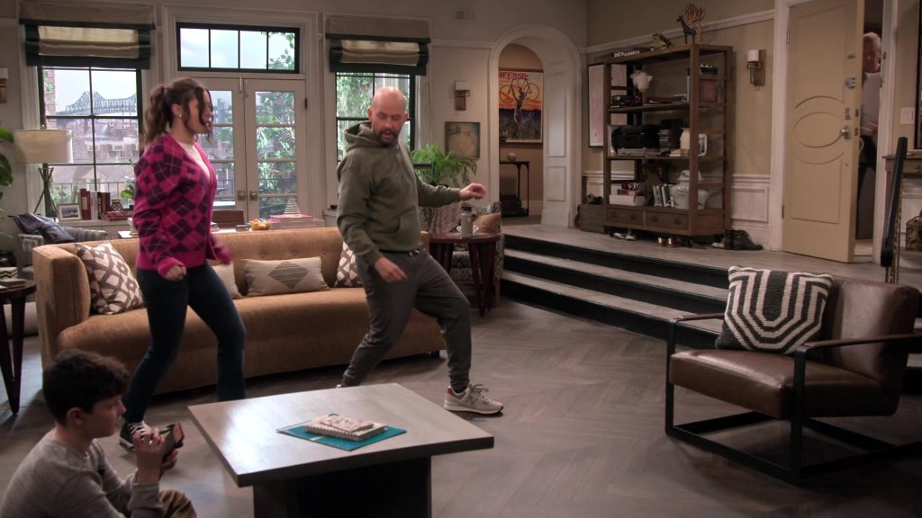 New Balance Sneakers in Extended Family S01E10 “The Consequences of Familial Obligations” (2024) (Image 1)