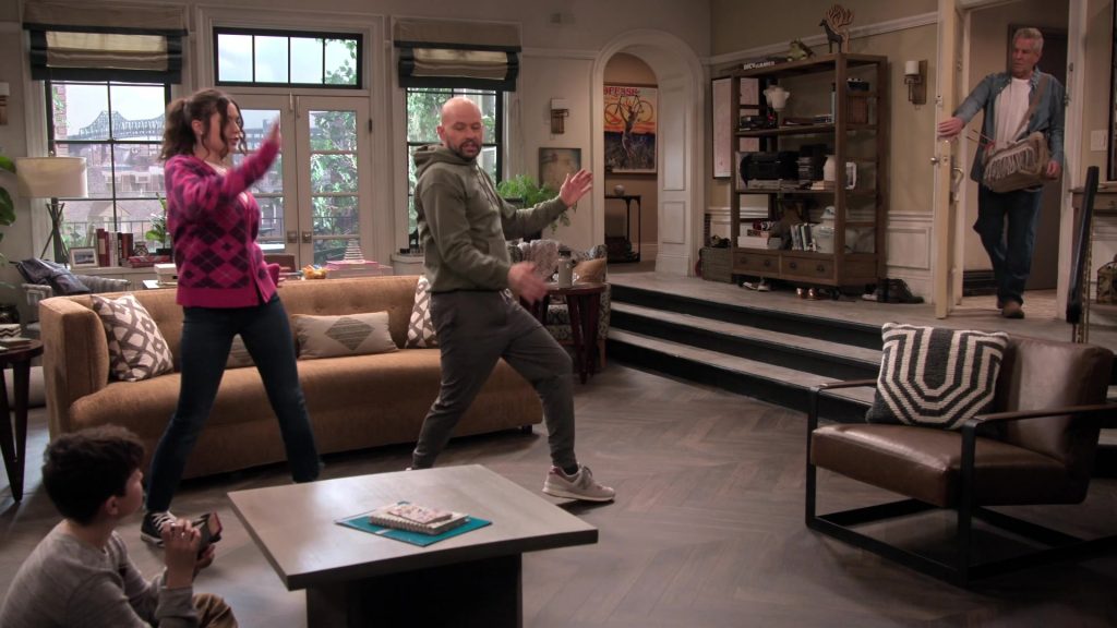 New Balance Sneakers in Extended Family S01E10 “The Consequences of Familial Obligations” (2024) (Image 2)