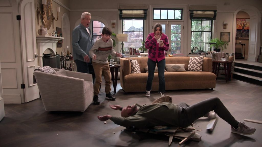 New Balance Sneakers in Extended Family S01E10 “The Consequences of Familial Obligations” (2024) (Image 4)