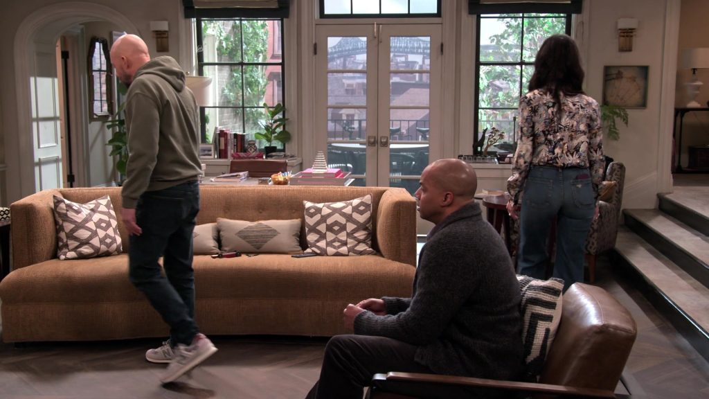 New Balance Sneakers in Extended Family S01E10 “The Consequences of Familial Obligations” (2024) (Image 6)