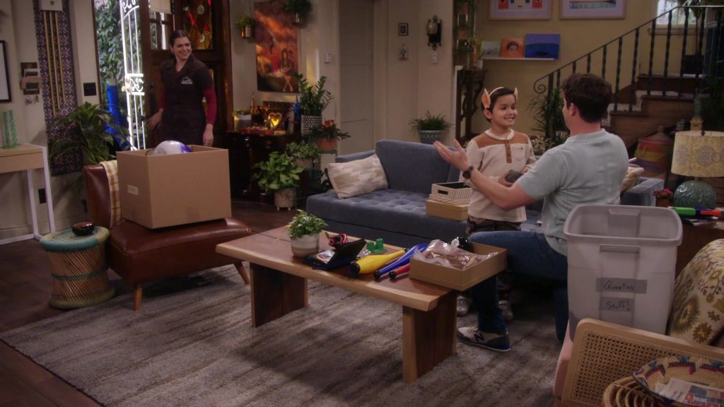 New Balance Sneakers in Lopez vs Lopez S03E10 “Lopez vs Josué” (2025) (Image 1)