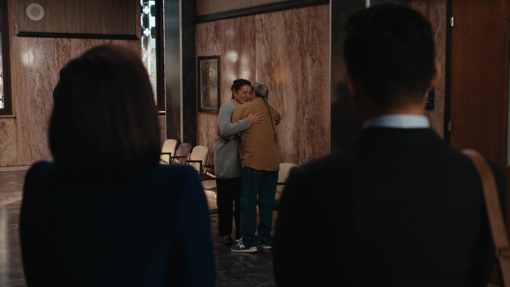 New Balance Sneakers in Matlock S01E16 “The Johnson Case” (2025) (Image 4)