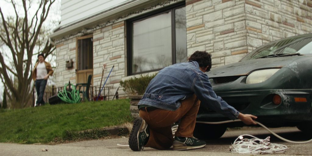 New Balance Sneakers in Motorheads S01E02 “Glow” (2025) (Image 2)