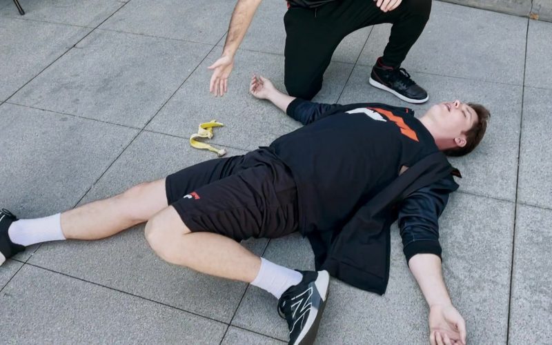 New Balance Sneakers in Players S01E05 “Guru” (2022) (Image 1)