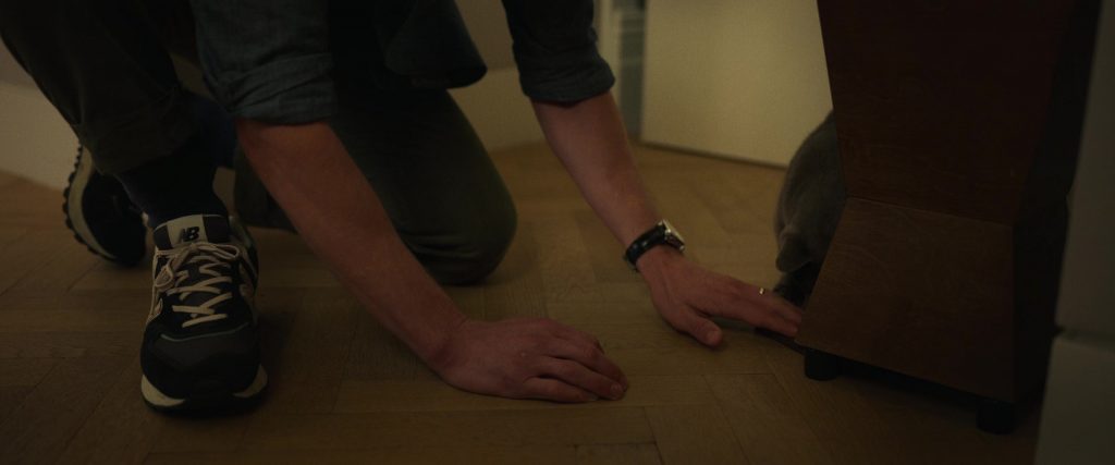New Balance Sneakers in The Girlfriend S01E06 (2025) (Image 4)