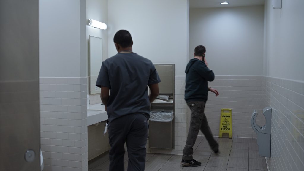 New Balance Sneakers in The Pitt S01E11 “5-00 P.M.” (2025) (Image 8)