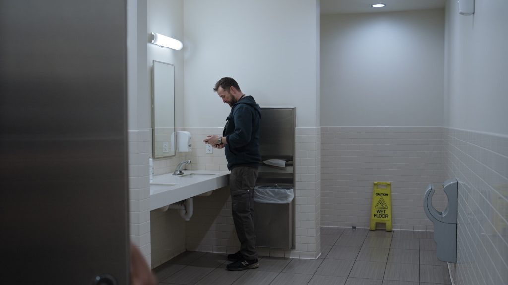 New Balance Sneakers in The Pitt S01E11 “5-00 P.M.” (2025) (Image 9)