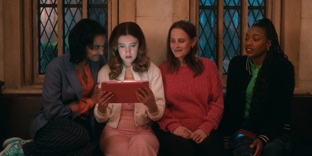 New Balance Sneakers in The Sex Lives of College Girls S03E08 “The Good Partner Test” (2025) (Image 4)