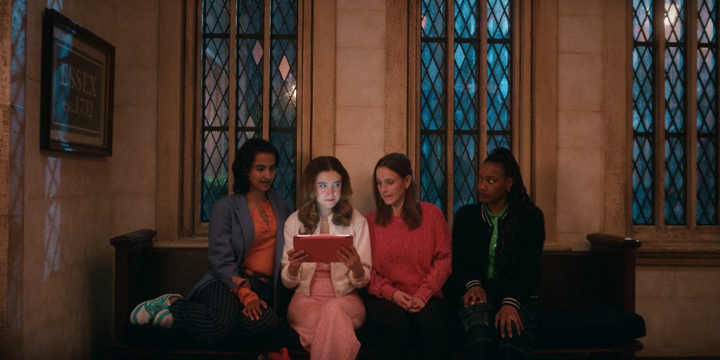 New Balance Sneakers in The Sex Lives of College Girls S03E08 “The Good Partner Test” (2025) (Image 7)