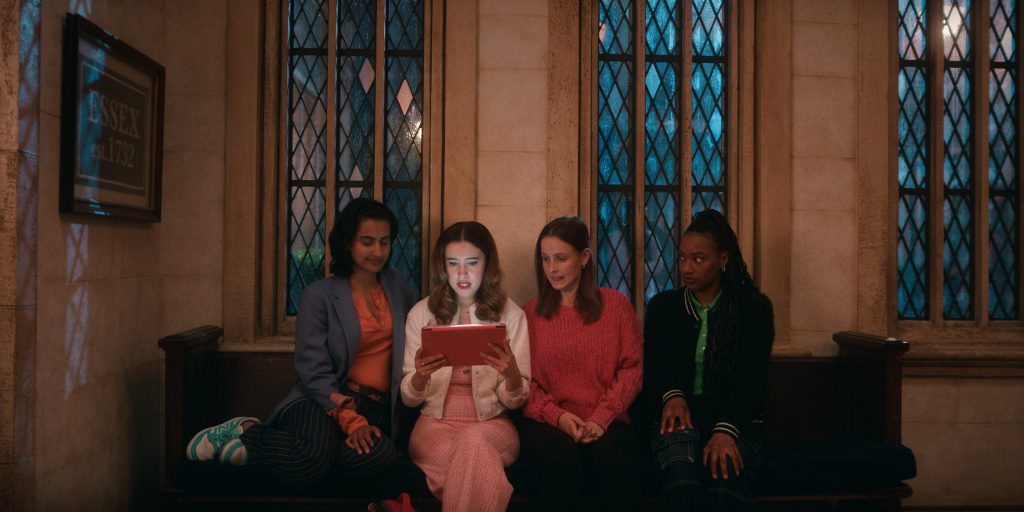 New Balance Sneakers in The Sex Lives of College Girls S03E08 “The Good Partner Test” (2025) (Image 8)