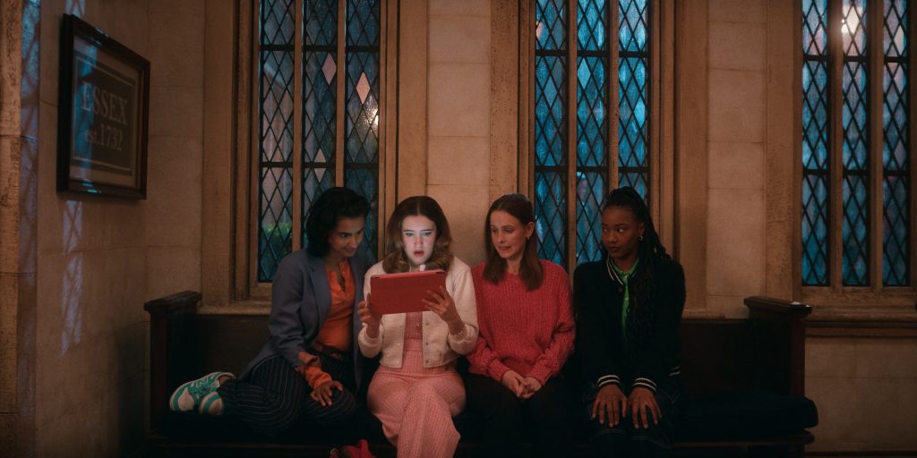 New Balance Sneakers in The Sex Lives of College Girls S03E08 “The Good Partner Test” (2025) (Image 9)