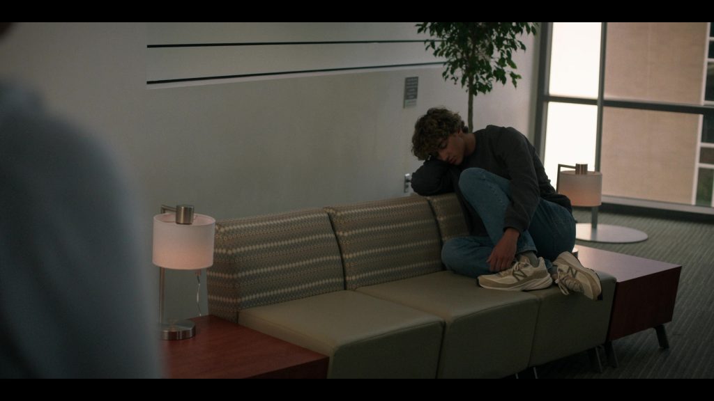 New Balance Sneakers in The Summer I Turned Pretty S03E02 “Last Christmas” (2025) (Image 5)