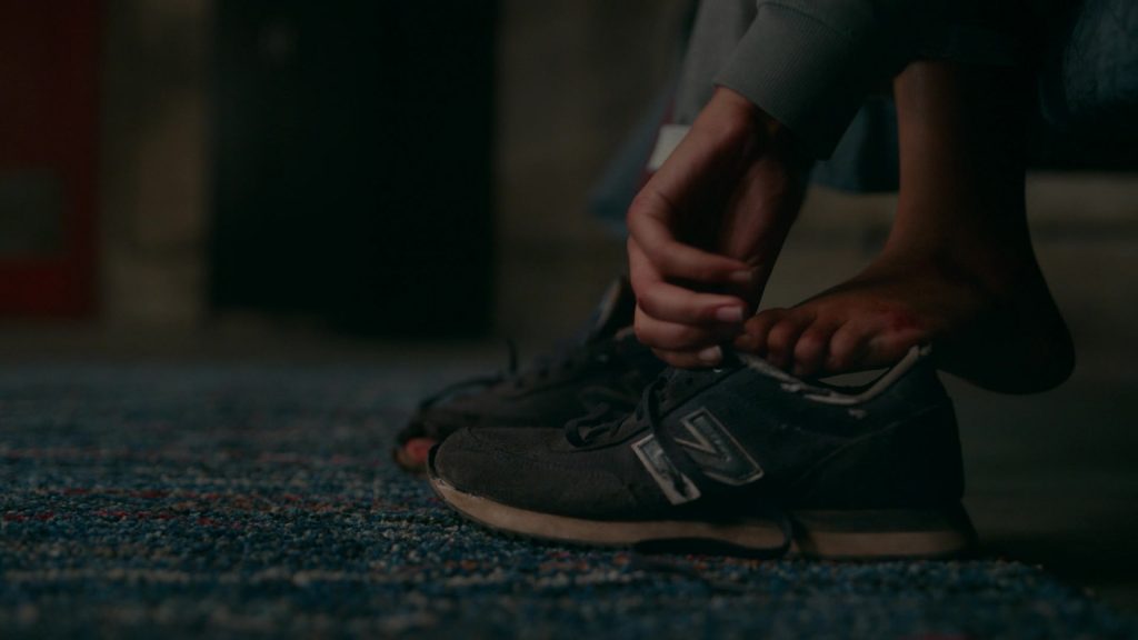 New Balance Sneakers of Reign Edwards as Rachel Reid in The Wilds S01E02 “Day Two” (2020) (Image 2)