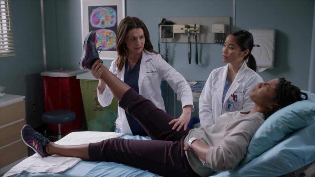New Balance Women's Sneakers in Grey's Anatomy S18E10 “Living in a House Divided” (2022) (Image 1)
