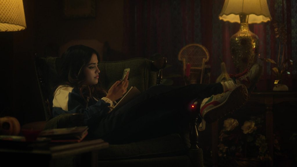New Balance Women's Sneakers in Pretty Little Liars - Original Sin S01E04 “Chapter Four - The (Fe)male Gaze” (2022) (Image 1)